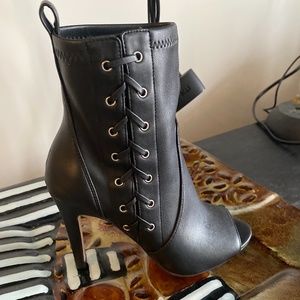 Black ankle toe boot
